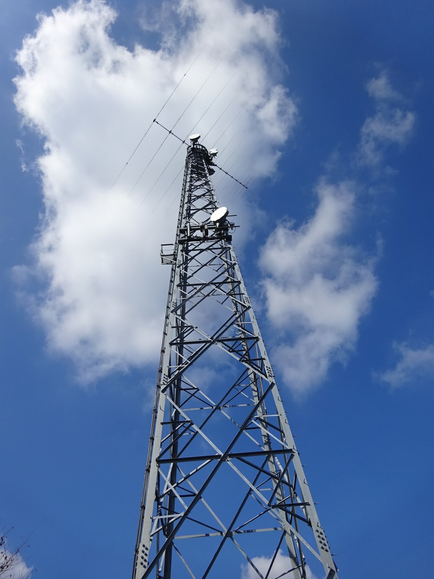 Gotenyama’s HF receiving array above its microwave equipment.