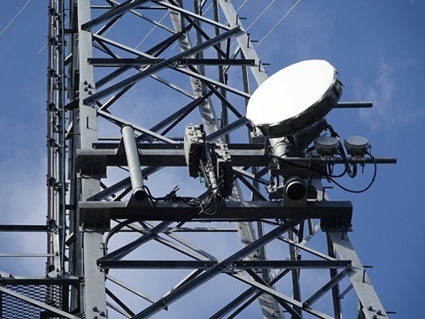 Replacement middle dish on the east mounting, at the right. The later Chikura visit identifies this link’s other end as the HF transmitter site.