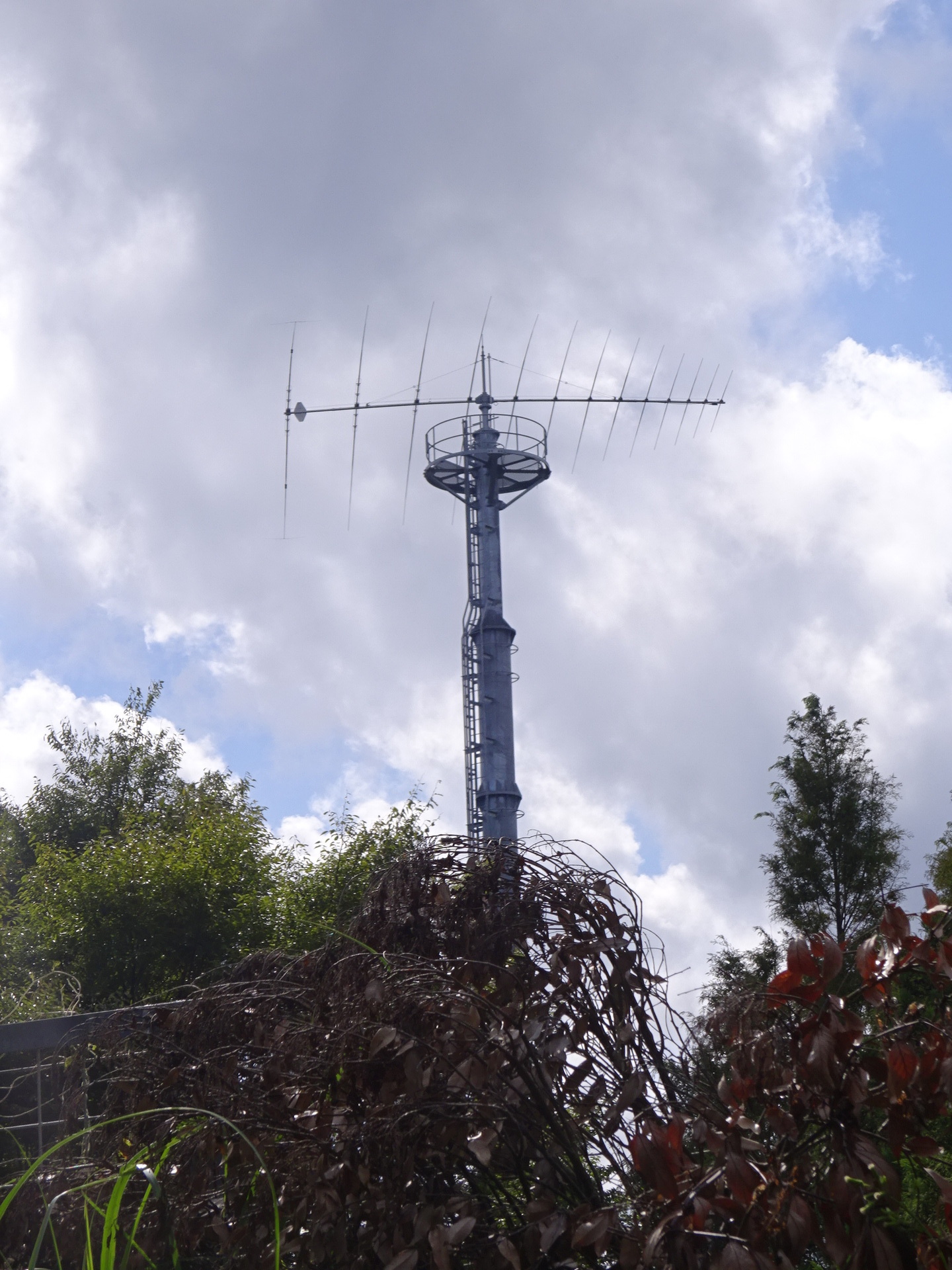 London-facing thirteen-element HF array on one of the two newer monopoles.
