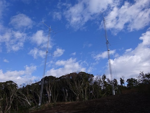 JS2SB before expansion: two guyed towers, each carrying two ten-element log-periodics.