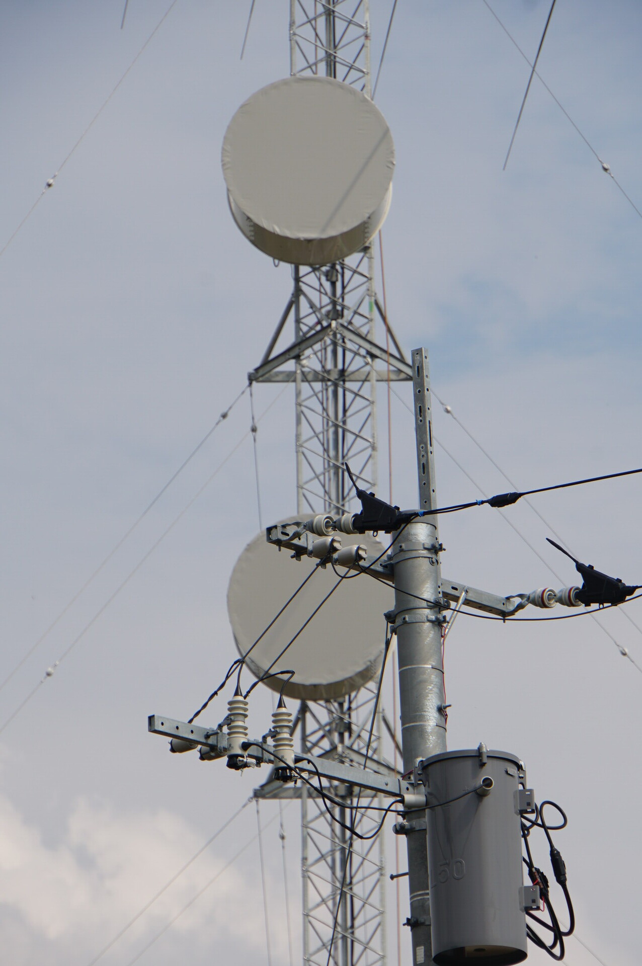 Shimoizumi’s vertically separated microwave dishes on the western HF tower, with the power installation in front.