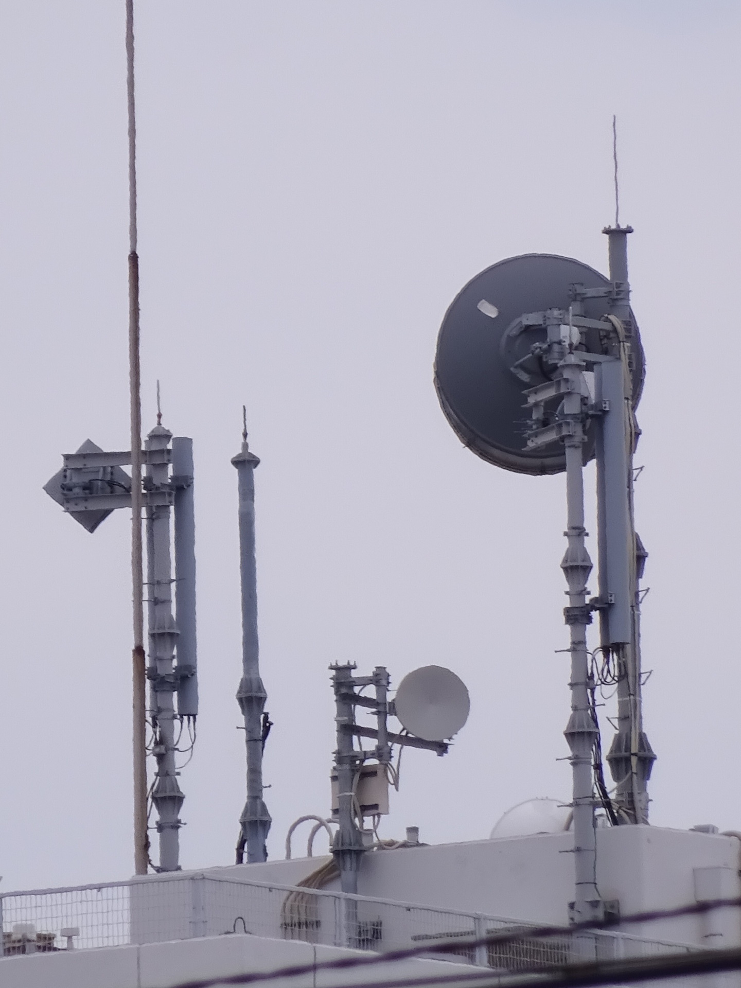 Yamazaki Shoji’s Wakasu roof: the large dish on the right faces Kubota. The small dish facing the camera links northwest toward Shin-Toyosu Cube.