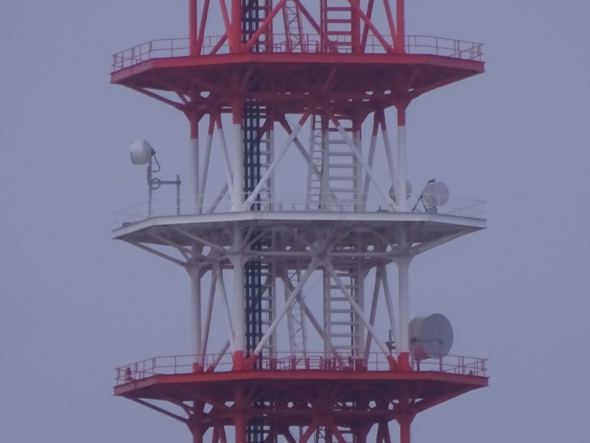 McKay’s two directions at NTT Funaho: the single dish on the left faces SCSK SI1; the pair on the right, across two platforms, faces Kanozan.