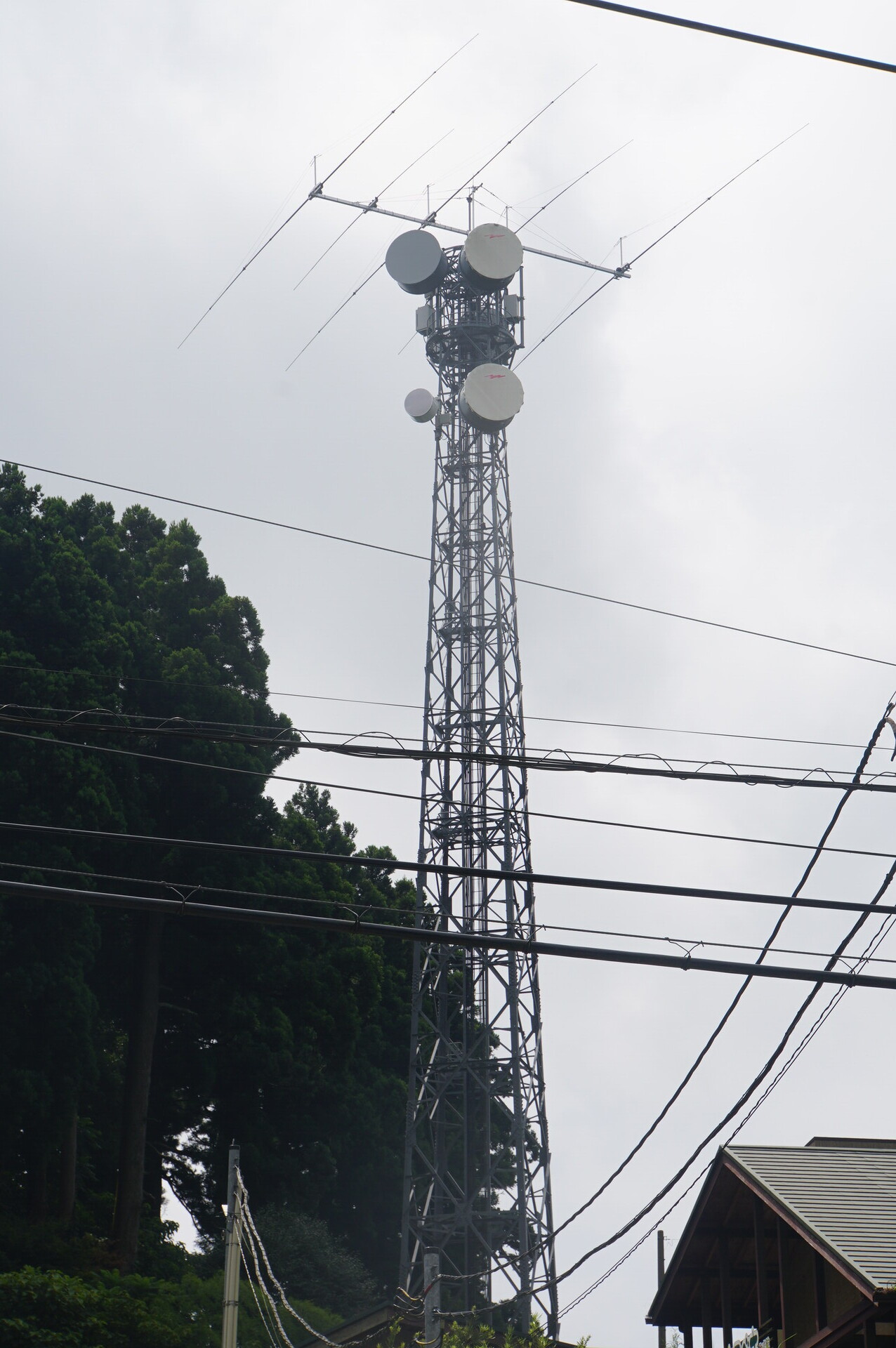 Kanozan’s HF Yagi above the microwave dishes. The new pair facing forward-left connects to NTT Funaho / Inzai; the forward-right pair faces Marusada Ariake.