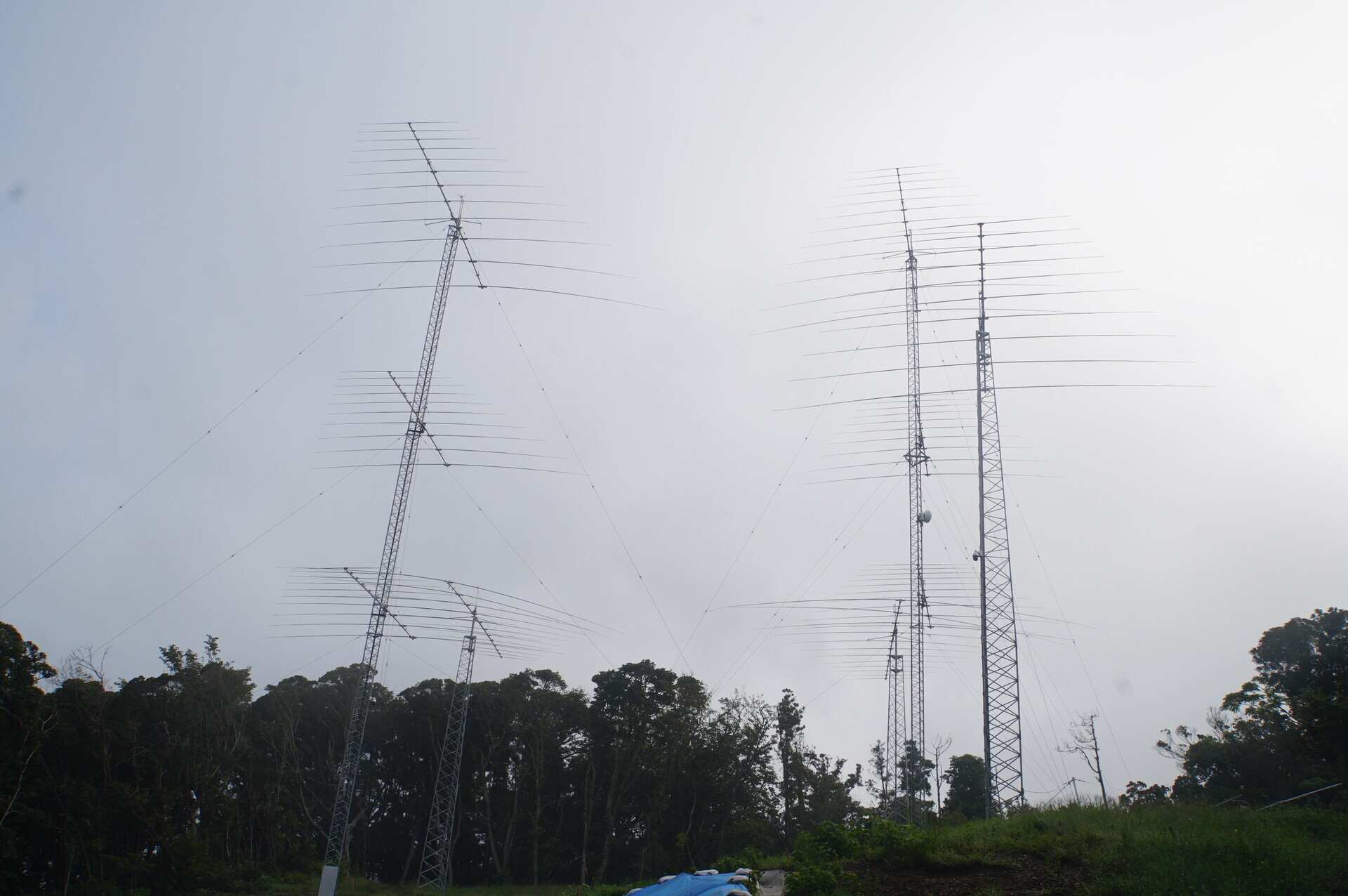 Expanded Kokubo site: the original towers now carry three arrays each, with three additional self-supporting towers carrying one array apiece.